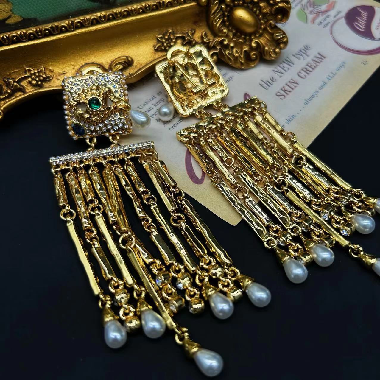 eye earrings